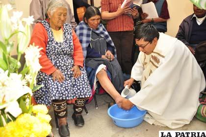 Sacerdote Juan Carlos Linares, lava los pies de adultos mayores