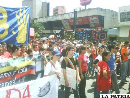 Los estudiantes marchan nuevamente en Venezuela