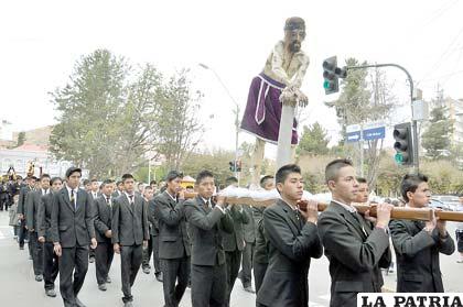 Estudiantes del Colegio Ignacio León llevan la imagen del Señor de la Columna