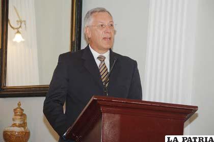 Eduardo Rodríguez Veltzé, embajador ante los Países Bajos