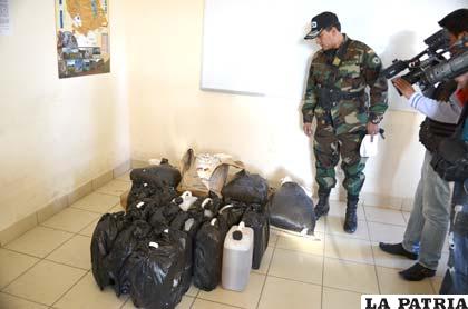 El director de la Felcn muestra los precursores secuestrados
