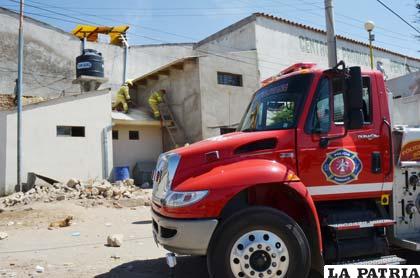Tras el carro bombero, la pancarta y los uniformados que acudieron al hecho