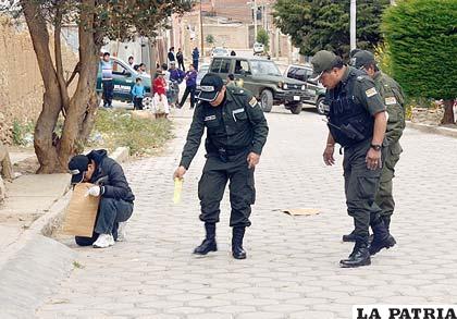 Investigadores buscan indicios de los disparos realizados