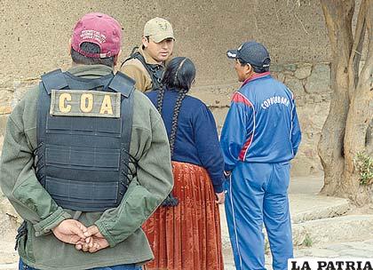 Personal del COA conversa con los propietarios de la vivienda