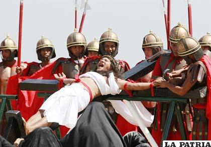 Crucifixiones y flagelantes marcan el Viernes Santo en Filipinas