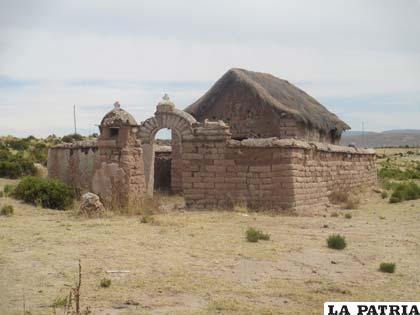 La capilla hecha de adobe, piedra y cactus