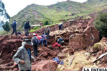 Pobladores de Chullpa K’asa en busca de sobrevivientes por desastres naturales