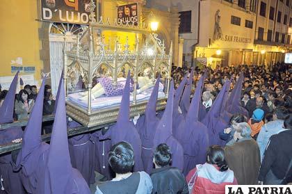 Llevan el Santo Sepulcro durante la procesión de la parroquia de San Francisco