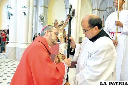 Obispo en la adoración a la Santa Cruz