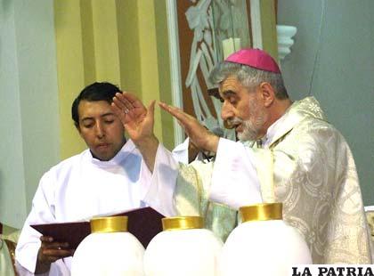 El Arzobispo de Santa Cruz, Sergio Gualberti bendiciendo los óleos