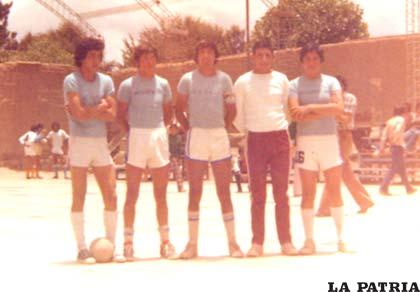 Con el equipo de La Pascana, el número 6, en el interbarrios de futsal (en la cancha del CAN el año 1979)