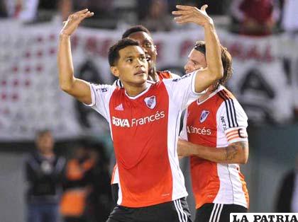 Teo Gutiérrez festeja el gol que anotó para la victoria de River