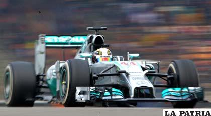 El coche de Lewis Hamilton en plena competición