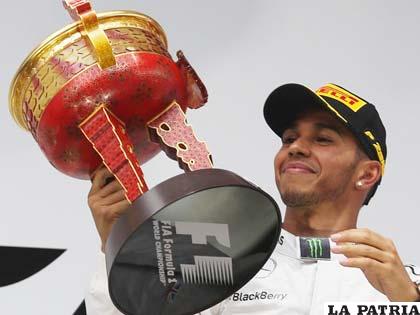 Lewis Hamilton con el trofeo de campeón
