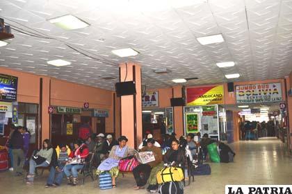 Pasajeros en la Terminal de Buses