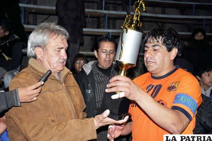 Alfonso Claure entrega el trofeo de campeón a Henry Llanos