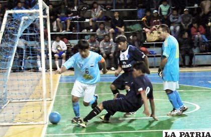 Una acción del partido en el cual venció Saavedra que terminó tercero