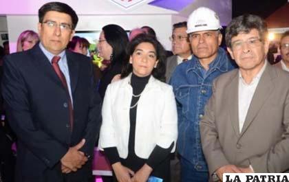 El gerente de BoA, Ronald Casso, su esposa Isabel Echalar y el presidente interino de YPFB, Carlos Villegas