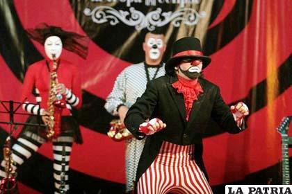 Festival Iberoamericano de Teatro de Bogotá (FITB), se despidió hoy (ayer) con una presentación del grupo colombiano Monsieur Periné