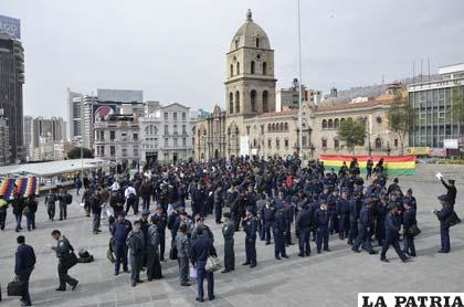 Suboficiales en vigilia apoyando a sus esposas