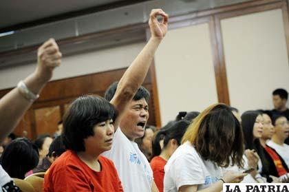 Familiares de pasajeros del MH370 desesperados