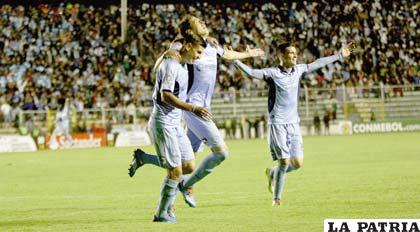Eguino, Cabrera y Callejón celebran el gol de Bolívar que le sirvió para la clasificación