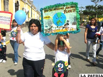 Alumnos, padres de familia y docentes instan a cuidar la Tierra a nivel mundial
