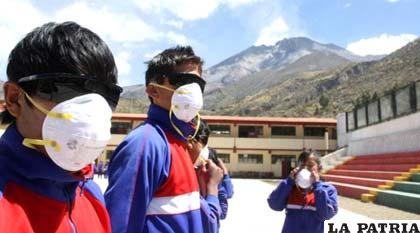 Población afectada por actividad del volcán Ubinas usa lentes y mascarillas