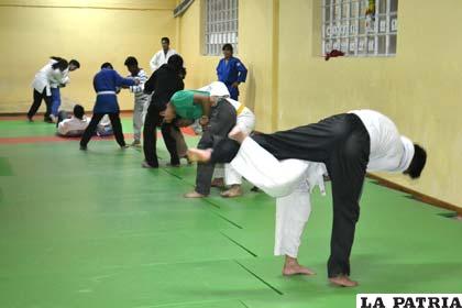 Durante el entrenamiento de los judocas orureños