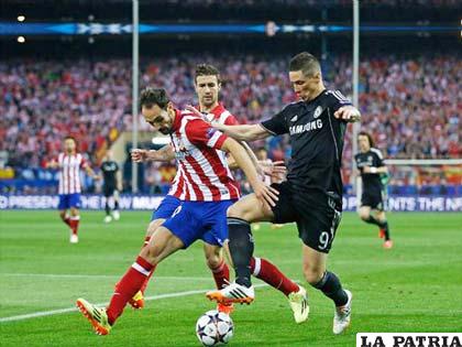 Una acción del empate entre Atlético y Chelsea