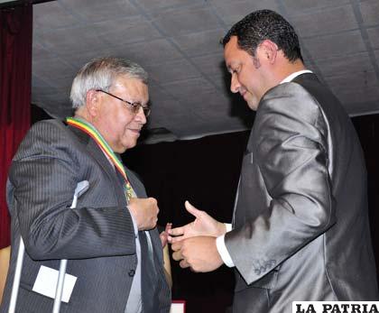 Guillermo Aillón recibe el reconocimiento del diputado Luis Dorado