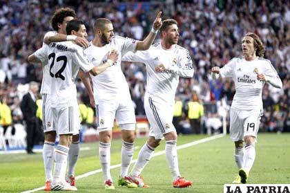 Benzema festeja con sus compañeros el gol que anotó