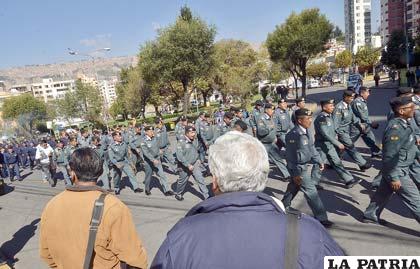 Militares que marcharon de forma pacífica y ordenada recibieron de la población aplausos de apoyo y 
solidaridad