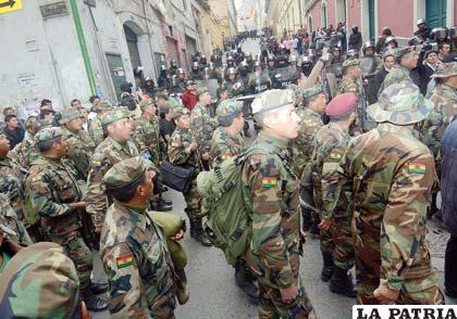 Policías resguardan la plaza Murillo ante las protestas de los militares 