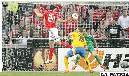 Garay de cabeza anota el 1 a 0 para Benfica