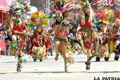 Una etnia de los Tobas Sud durante su presentación en el Carnaval de Oruro 2014