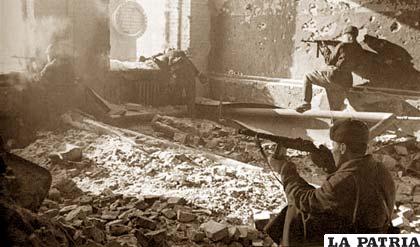Soldados rusos disparan desde un edificio en ruinas en Stalingrado