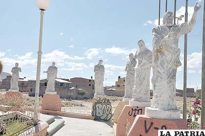 Deterioradas las estatuas de la plaza Juan Pablo II