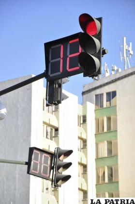 Falta el 50 por ciento de la sincronización de semáforos