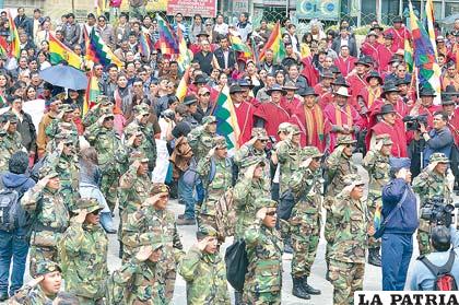 Militares de bajo rango son apoyados por sectores sociales