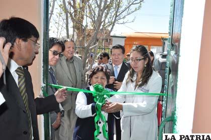 Corte de cinta en la inauguración del Centro Integral de Salud