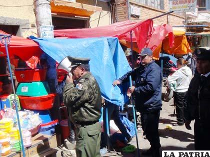 Guardias municipales advierten a comerciantes sobre sanciones por avance de puestos