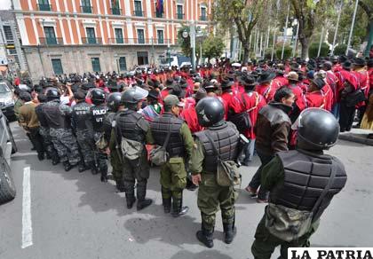 Efectivos policiales cerraron los cuatro accesos a plaza Murillo