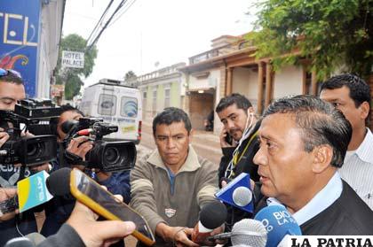 Jorge Ledezma fue destituido por llevar ayuda humanitaria con un slogan reivindicacionista en el chaleco