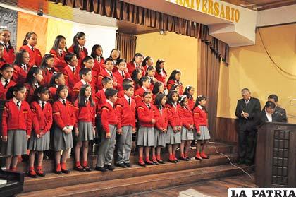 El coro de niños estuvo presente en el acto de homenaje al 92 aniversario del colegio Alemán