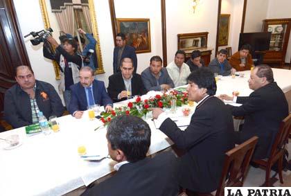 Durante la reunión de los ligueros con el Presidente Morales