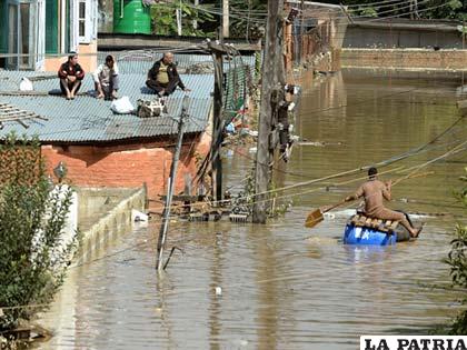 Pobladores de Cachemira en la India son rescatadas de sus viviendas inundadas