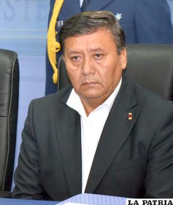El exministro de Defensa, Jorge Ledezma, antes de entregar su despacho a su sucesor
