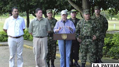 El presidente de Colombia junto a militares