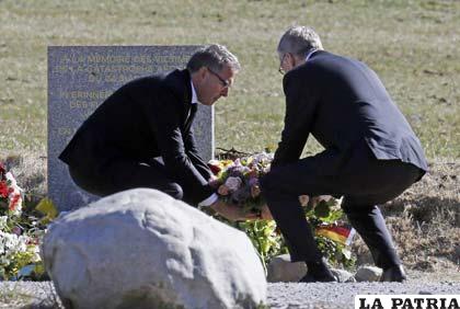 Representantes de Lufthansa dejan una ofrenda floral en homenaje